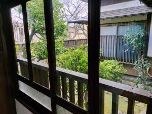 别府Guesthouse Sakichi的从阳台的窗户可欣赏到风景。