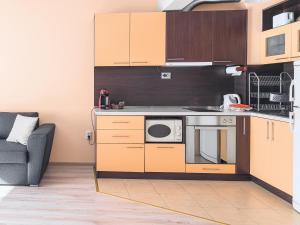 布尔加斯Like home的一间配有微波炉的厨房和一张沙发