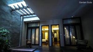 古晋拉内精品套房酒店的一间设有玻璃门和天花板的房间