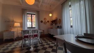 Piana CrixiaLanghe di Liguria B&B的一间厨房,里面配有桌椅