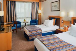 贝鲁特哈姆拉贝鲁特皇冠假日酒店的酒店客房设有两张床和电视。