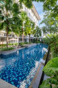 日惹日惹布尔扎酒店的建筑物前游泳池的图像