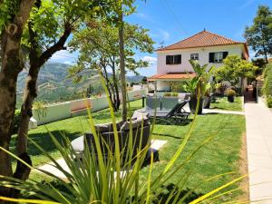 CerdeiraQuinta da Palmeira - Country House Retreat & Spa的从房子的花园中欣赏到美景