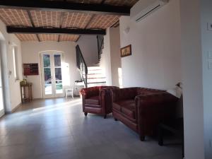 麦比欧SANTA MARIA DI LORGANA的客厅配有两把椅子和一张沙发