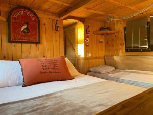 索米尔BATEAU LE VENT DE TRAVERS的小木屋内一间卧室,配有两张床
