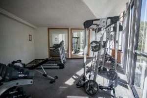 墨西哥城外交官酒店的一间健身房,里面配有几台跑步机