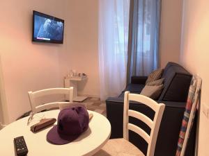 莱万托Affittacamere LevantoMare的客厅配有带帽子的桌子和沙发