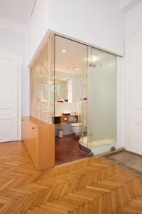 维也纳Rosa Linde - Comfort Rooms的一间带玻璃淋浴和卫生间的浴室