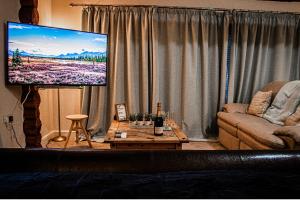 考文垂Log cabin的带沙发和平面电视的客厅