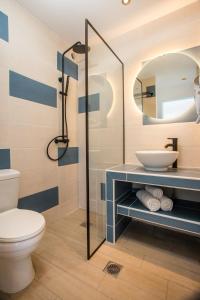 法里拉基Faliraki Premium Hotel的一间带卫生间、水槽和镜子的浴室