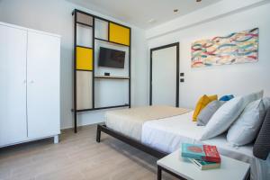 法里拉基Faliraki Premium Hotel的一间卧室配有一张床和一张沙发