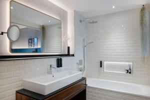 柏林Downtown Apartments Mitte-Wedding的白色的浴室设有水槽和镜子