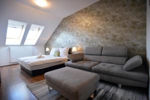 埃格尔埃格尔角落公寓的客厅配有床、沙发、床和沙发。