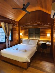 清莱PAN KLED VILLA eco hill resort - SHA extra plus的一间卧室配有一张大床和一张书桌