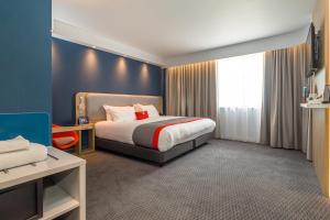 博德明Holiday Inn Express - Bodmin - Victoria Junction, an IHG Hotel的酒店客房设有床和窗户。
