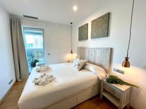 略夫雷加特河畔奥斯皮塔莱特巴塞罗那四季菲拉格兰街公寓的卧室设有一张白色大床和一扇窗户。