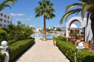 哈马马特佐迪亚克酒店的一个带游泳池和棕榈树的度假村