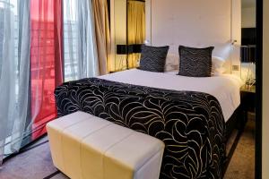 曼彻斯特曼彻斯特市中心皇冠假日酒店的酒店客房,配有一张黑色和白色毯子床
