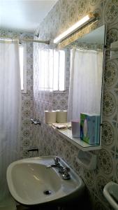 圣马丁德洛斯罗莎·德洛斯威阿耶斯酒店的一间带水槽和镜子的浴室