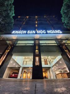 河内Moc Hoang Hotel的商店前方有读自闭症萨米妈妈的标志