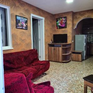 博尔若米Guest House Nua的客厅配有红色沙发和电视