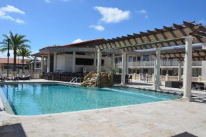 坦帕Quality Inn and Conference Center Tampa-Brandon的一个带木制凉亭的大型游泳池