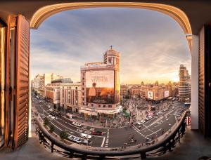 马德里马德里瓦伦西亚旅馆的城市繁忙街道的景色