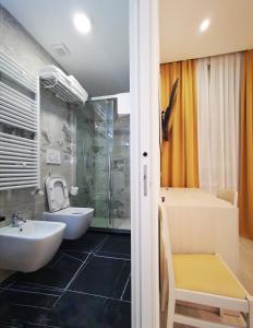 Hotel Metropoli的一间浴室
