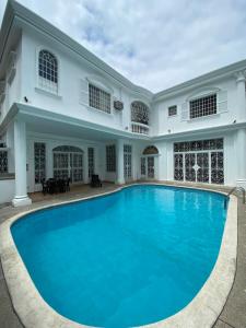 瓜亚基尔WHITE HOUSE的房屋前的游泳池