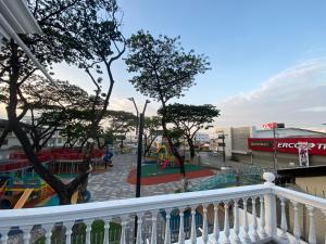 瓜亚基尔WHITE HOUSE的阳台享有游乐场的景致。