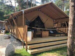 基普芬贝格AZUR Camping Altmühltal的一个带门廊和树的大帐篷