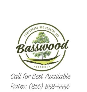 Platte CityBasswood Resort的中间有树的餐厅的标志