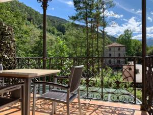 RegulesAkla La Casa Del Puente的设有一个配有桌椅并享有美景的阳台。