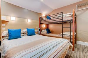 布莱克浦克莱马尔住宿加早餐旅馆的一间卧室配有两张双层床和蓝色枕头