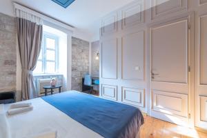 科托尔Kotor Nest的一间卧室设有一张大床和一个窗户。