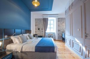 科托尔Kotor Nest的一间卧室设有一张大床和蓝色的天花板