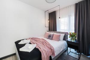 乔尔什滕Esti Apartament nad Jeziorem Czorsztyńskim的一间卧室配有一张带粉红色枕头和镜子的床