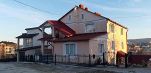 特鲁斯卡韦茨Hercules的白色房子,有红色屋顶