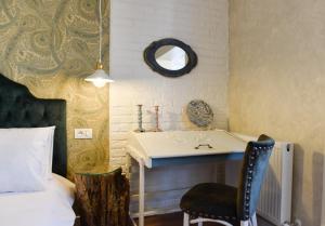 布泽乌Restauro Apartament的一间卧室配有一张床、一张桌子和一把椅子