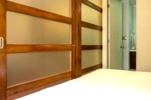 圣地亚哥San Ignacio Suite的卧室配有滑动玻璃壁橱门