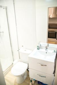 南特La jungle Nantaise的白色的浴室设有卫生间和水槽。