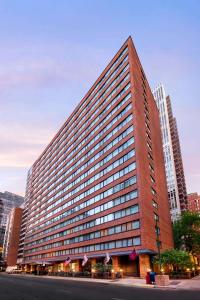 芝加哥Sonesta ES Suites Chicago Downtown Magnificent Mile Medical的城市街道上一座高大的红砖建筑