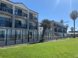圣地亚哥海洋公园旅馆的一座带围栏和棕榈树的建筑
