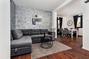 罗维尼Deluxe Apartments A&A的客厅配有沙发和桌子
