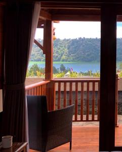 贝都古BUYAN LODGE lake view villa的享有水景的阳台