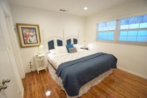 洛杉矶Venice Beach Apartments Monthly rents的一间卧室配有一张带蓝色毯子的大床
