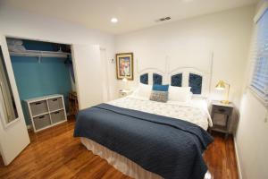 洛杉矶Venice Beach Apartments Monthly rents的一间卧室配有一张带蓝白色床单的大床