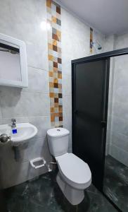 拉多拉达Como en casa的一间带卫生间和水槽的浴室