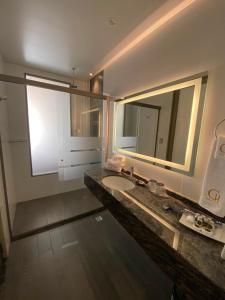 科恰班巴Hotel Catena的一间带水槽和大镜子的浴室