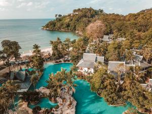 卡马拉海滩Thavorn Beach Village Resort & Spa Phuket的享有度假村和海洋的空中景致